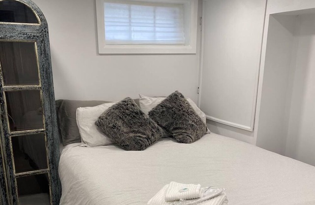 2 Bedroom Downtown Whitby with Sauna. Walking distance from bars & restaurants