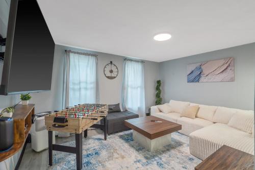 2-Bedroom Emerson Stay, Near Zoo, Museums and Downtown