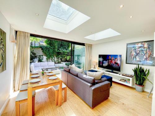 2-Bedroom flat with private patio & firepit in Shepherds Bush near Hammersmith