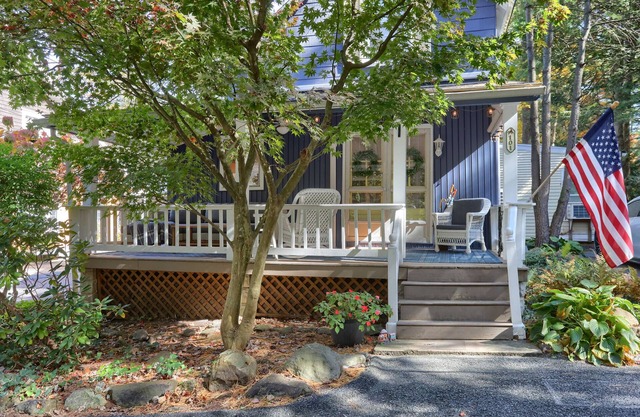 2 Bedroom fully updated cozy Mt. Gretna Cottage with parking