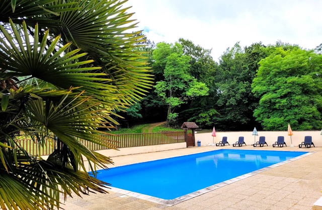 2-bedroom gîte for 5 to 7 people in Sarlat. Heated swimming pool. Free WIFI.