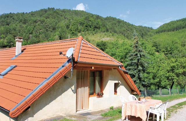 2 bedroom gorgeous home in Glandage