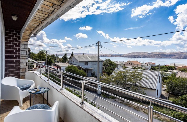 2 bedroom gorgeous home in Karlobag