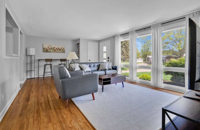 2-bedroom house - Office - 3 seasons room - Garage in North Canton with WiFi, AC