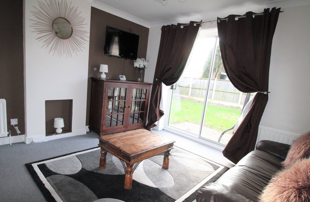 2 Bedroom House - Private Large Garden & Parking - Quiet Cul De Sac Location
