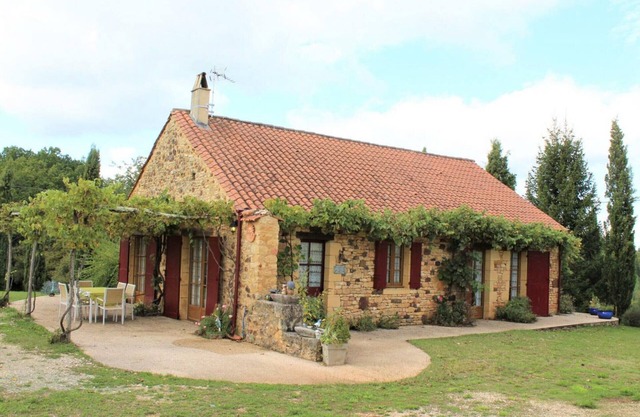 2-Bedroom House with Garden, Pet-Friendly, Parking, WiFi in Mazeyrolles