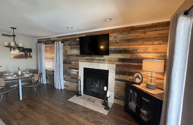 2 bedroom lakefront Lake Hamilton condo with boat slip, minutes to Oaklawn.