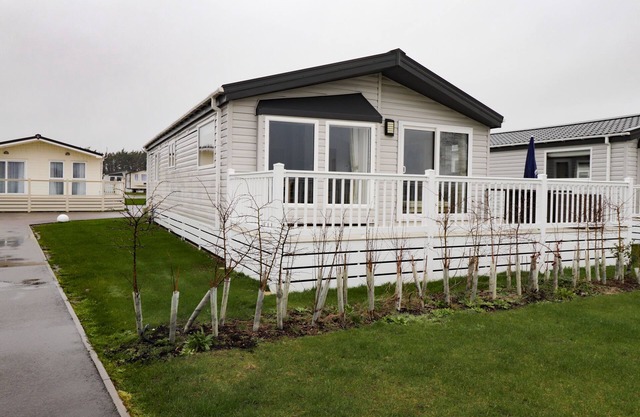 2 BEDROOM LODGE AT PEVENSEY BAY, family friendly in Pevensey Bay