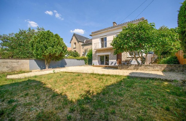 2 Bedroom Lovely Apartment In Poitiers