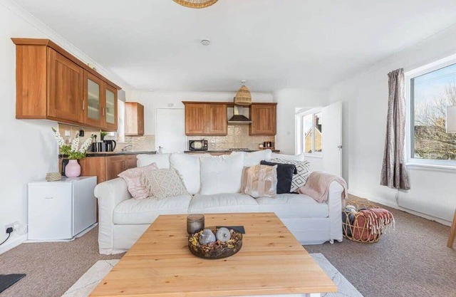 2 Bedroom Maisonette with Parking and WiFi
