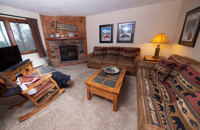 2 Bedroom Mountainside Condo + nearby amenities!