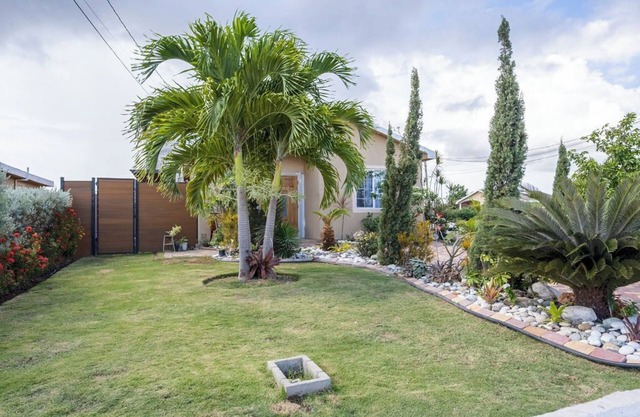 2-bedroom Portmore home with WiFi, AC in a gated community. Close to Kingston.