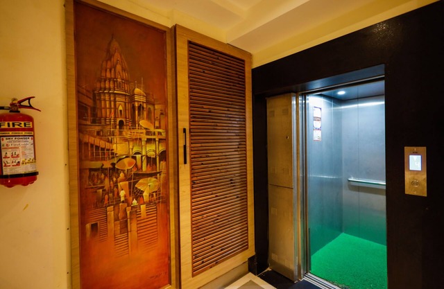 2-bedroom spacious apartment with large TV, AC, WiFi nr Kashi Vishwanath Temple