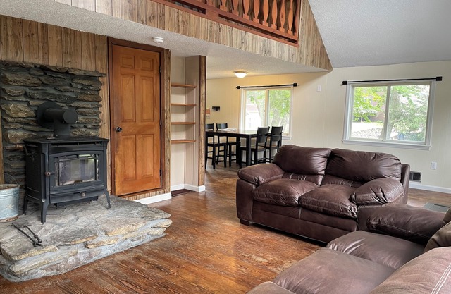 2 Bedroom Spacious Cottage on Lake