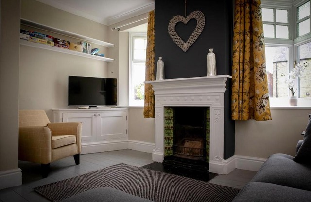 2 bedroom Stamford home with parking