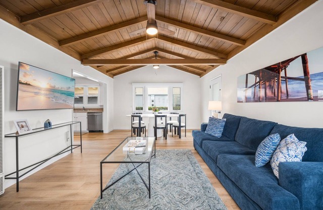 2 Bedroom steps to the beach in West Newport