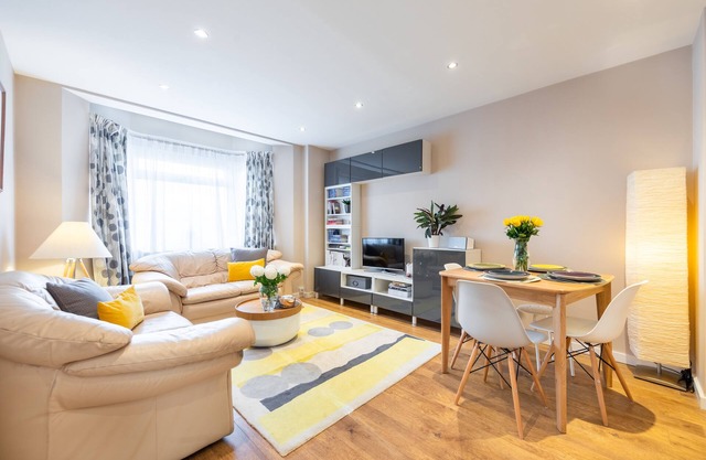 2 bedroom stylish flat: quiet area, good transport links