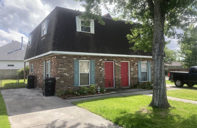 2 BEDROOM TOWNHOUSE NEAR FRENCH QUARTER