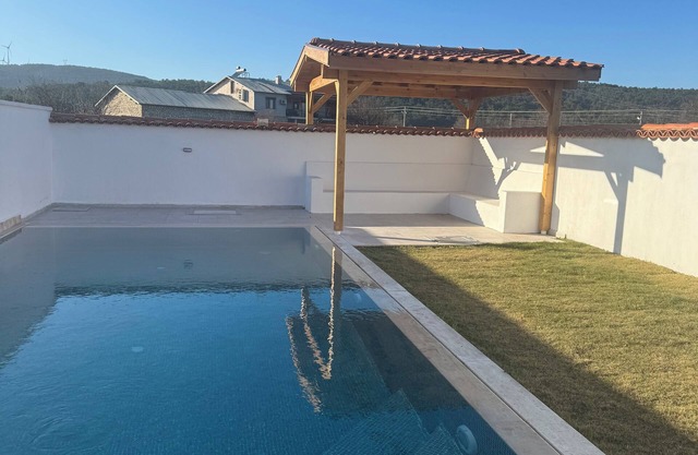 2-bedroom villa in charming Uzunkuyu urla with private pool AC, WiFi brand new