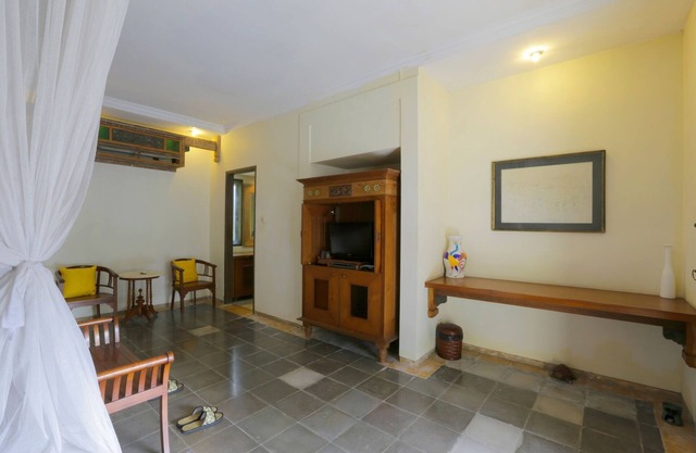 2 bedroom villa, open-air living room overlooking the grounds and paddy fields
