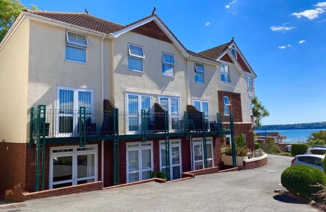 2 bedroomed town house, 2 mins walk from Goodrington Beach, sleeps 4.