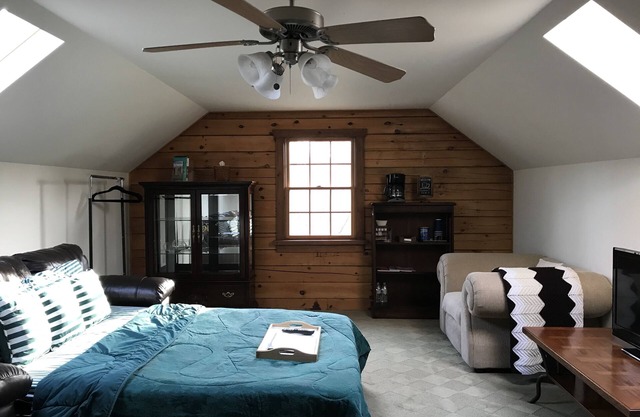 2 Bedrooms + 1 Bathroom + Shared Living Room @ Picturesque Retreat