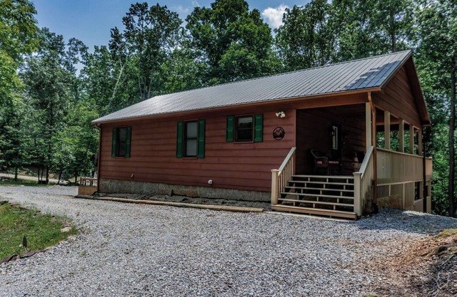 2 Bedrooms, 3 Baths with Hot Tub, WiFi, Fire Pit. Sleeps 8.
