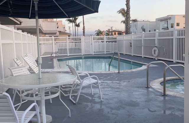2 blocks 2 Beach Beautiful Condo with Pool