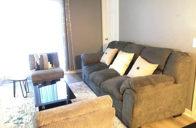 2 BR 2 BA Cozy Retreat Near Everything