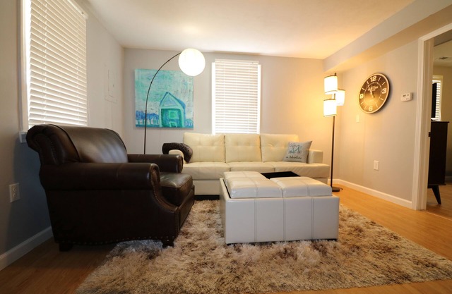 2-BR Carriage House near World Equestrian Center, college, hospital