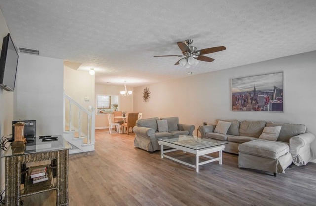 2 BR Townhouse - 10 Mins to Horse Park