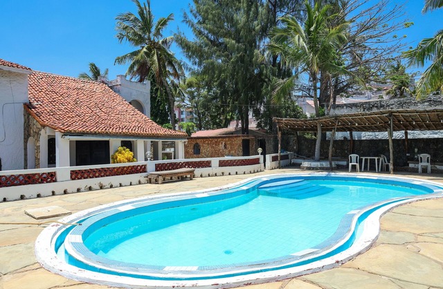 2 BR Villa all en-suite with AC, hot water showers and pool 2 mins to the beach