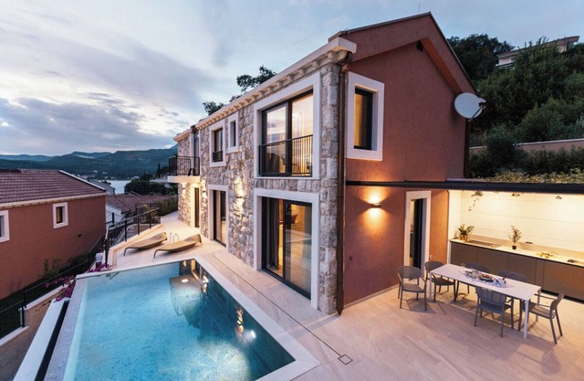 2 BRAND new villas with a sea view and close to the beachfront and Dubrovnik