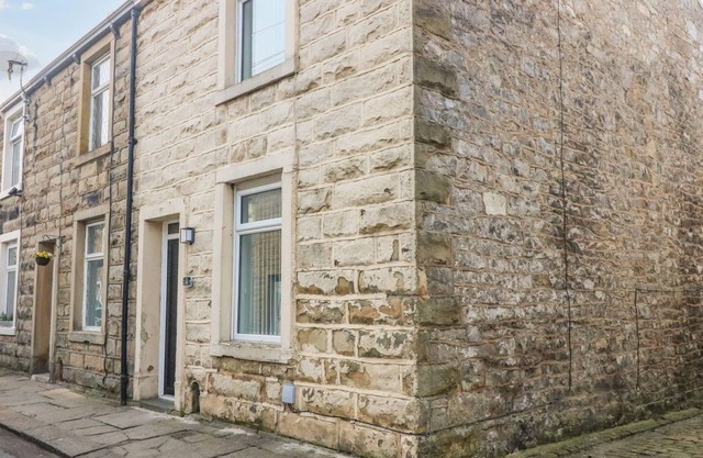 2 BROOK STREET, character holiday cottage, with a garden in Clitheroe