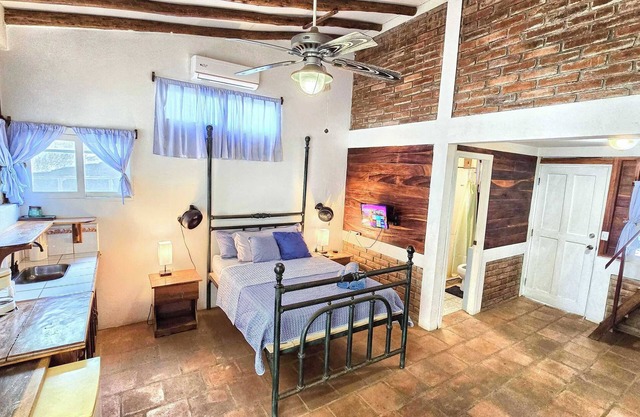2 Casitas for 8 guests on Beach Front w Pool & AC