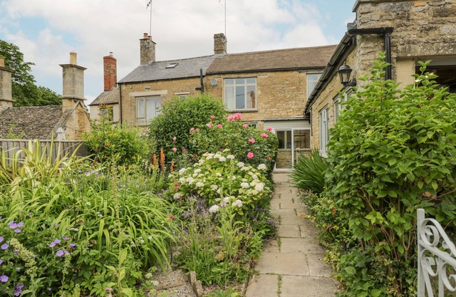 2 CHURCH STREET, pet friendly, with open fire in Chipping Norton