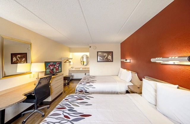 2 Comfortable Stays Nearby Canton’s Best Shopping and Dining Spots