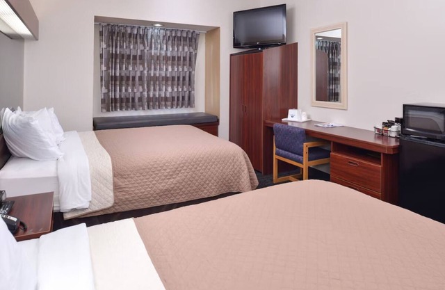 2 Convenient Rooms on East 1st Street and US Highway 71 | Free Breakfast