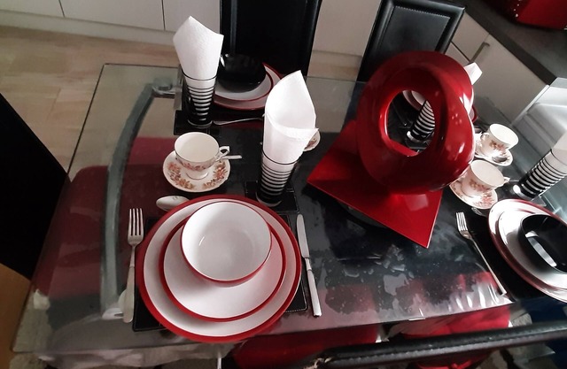 2 Double rooms with 1 ensuite and 1 separate bathrooms plus kitchen and lounge.