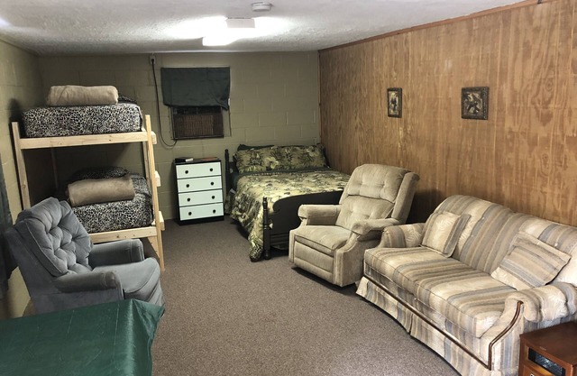 #2 Farm Charm Kitchenette near Wolf Pen trails, alcohol/smoke-free environment