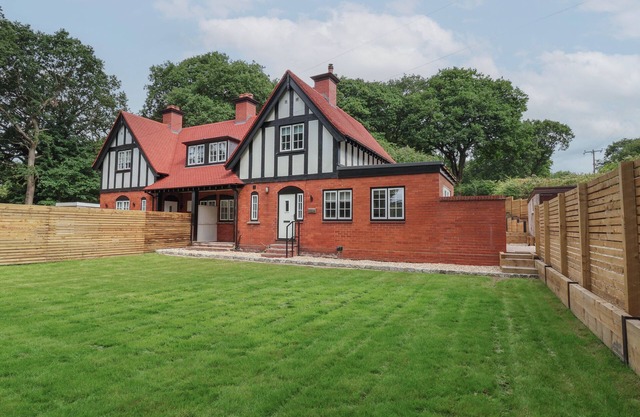 2 GOLF LINKS COTTAGES, pet friendly, with a garden in Norley