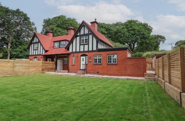 2 Golf Links Cottages