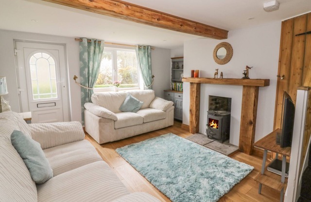 2 HILLSIDE COTTAGES, pet friendly in Felixstowe, Suffolk