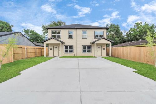 2 Homes! Sleeps 18, Games, Gated Parking & More!