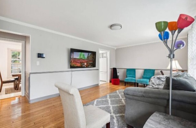 2 King Bdrms 1 Queen Bdrm! 20 minutes to O'Hare Airport. Parks and shopping!
