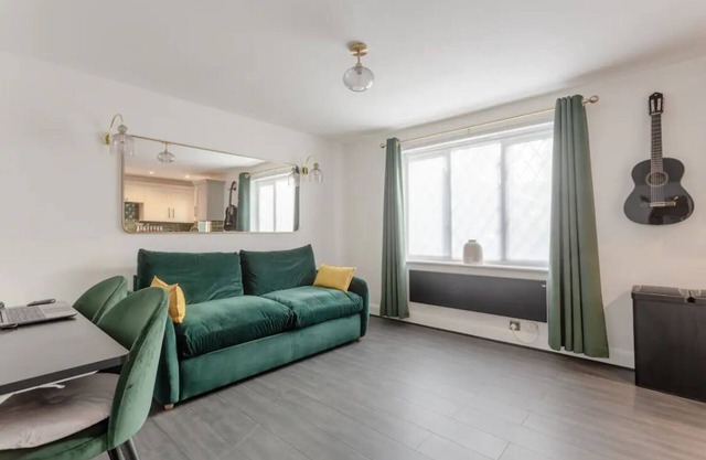 2 King Bed Modern Refurb Flat - 10 mins 2 London Bridge - Sleeps 6 Guests
