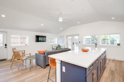 2 Kings Hot Tub Modern Cottage Hill Country