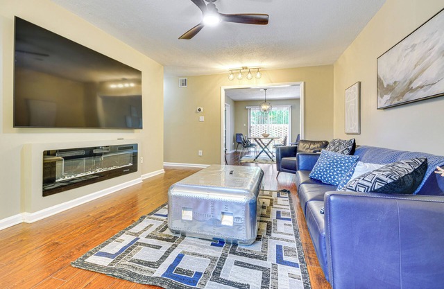 2 Mi to High Point University: Townhome w/Patio