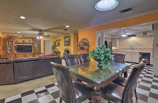 2 Mi to Lake Arlington Spacious Escape with Deck