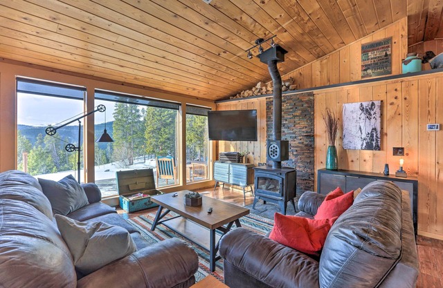 2 Mi to St Mary’s Glacier: Modern Cabin w/Hot Tub